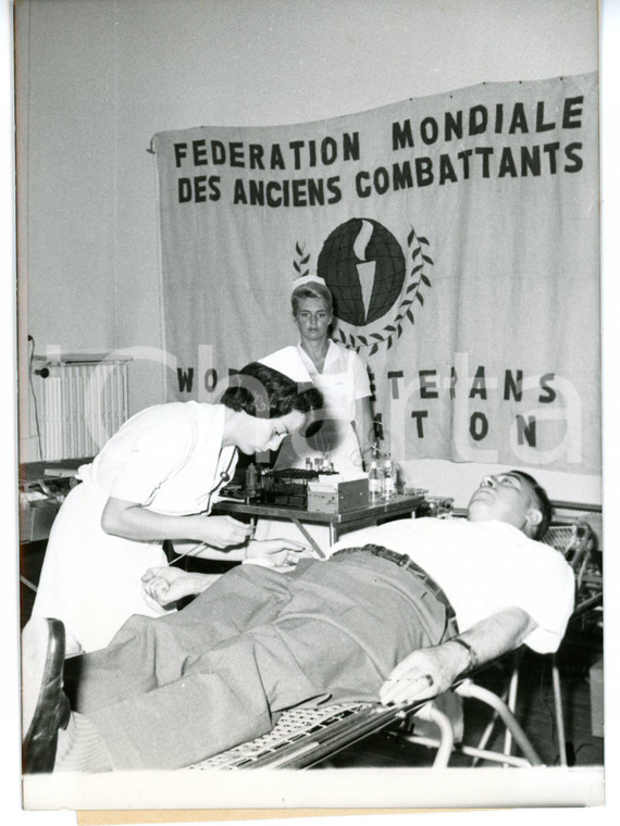 1960 PARIS Campagna "Du sang pour la paix" - Ex combattente durante la donazione
