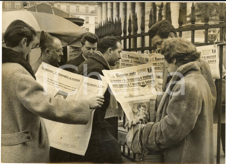 1960 PARIS Esplosione bomba atomica francese - I cittadini  leggono la notizia