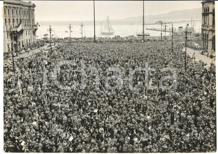1954 TRIESTE ITALIANA Folla in Piazza Unità d'Italia con il tricolore *Foto