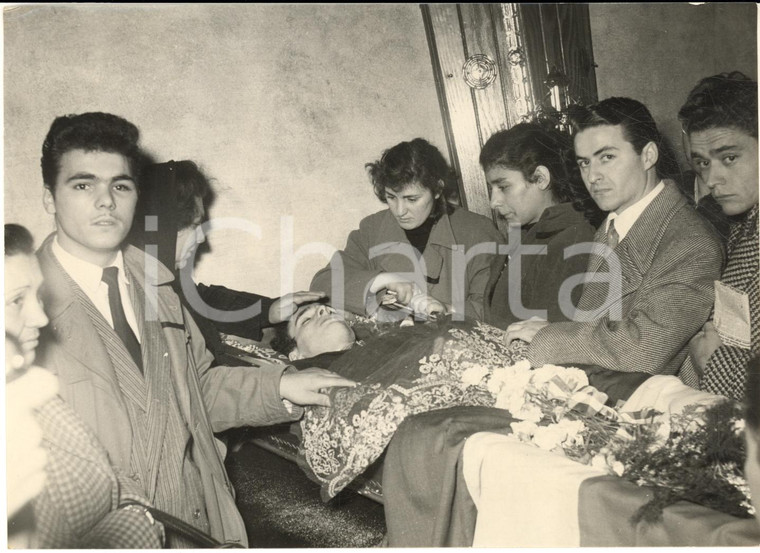 1953 RIVOLTA DI TRIESTE La salma della vittima quindicenne Leonardo MANZI *Foto