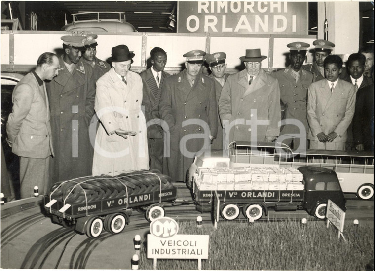1953 TORINO Salone dell'Auto - Delegazione SOMALIA allo stand Rimorchi ORLANDI