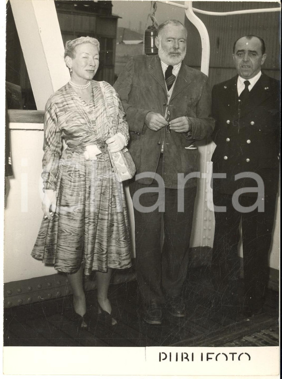 1954 GENOVA Ernest HEMINGWAY con la moglie Mary WELSH sul piroscafo MOROSINI (1)