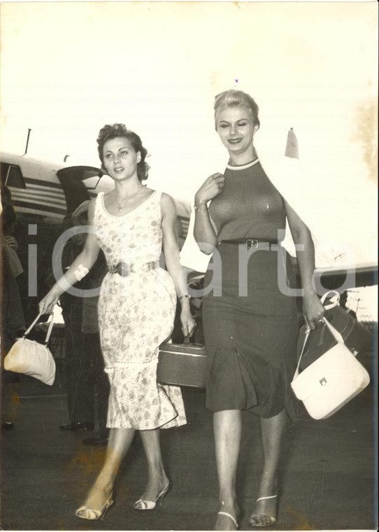 1955 ca CATANIA Arrivo attrici Helene REMY e Rita GIANNUZZI - Foto 13x18 cm