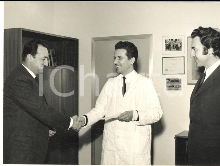 1968 MILANO Donazione ESSEX e SCHERING all'Istituto "Mario Negri" - Consegna