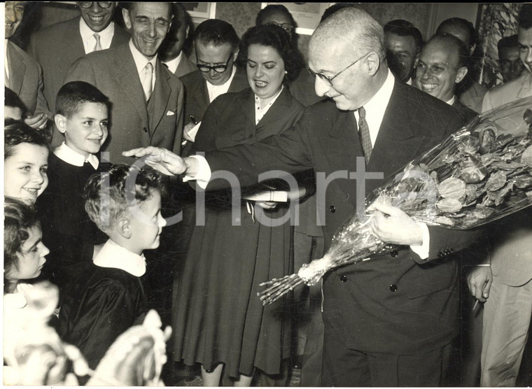 1957 ROMA Ambasciatore James ZELLERBACH riceve bambini delle scuole lombarde
