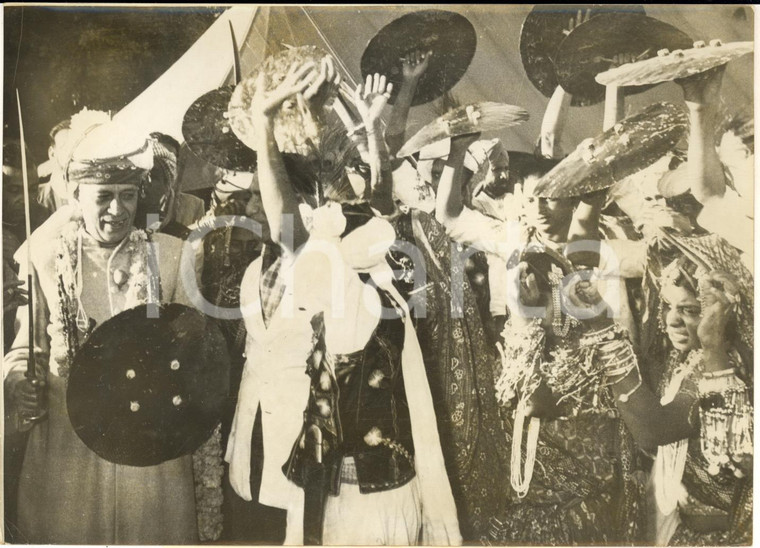 1960 NEW DELHI TALKATORA Presidente Jawaharlal NEHRU tra danzatori folkloristici