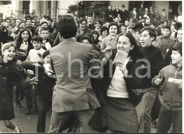 1968 FESTIVAL DI SANREMO Il cantante Al BANO assediato dai fan - Foto 18x13 cm