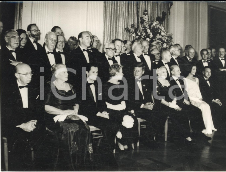 1962 WASHINGTON John F. KENNEDY riceve i vincitori del Premio Nobel - Foto 18x13