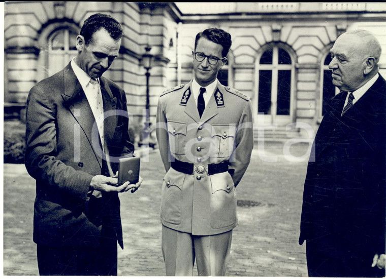 1956 Castello di LAEKEN Re Baldovino del Belgio premia Rik VAN STEENBERGEN