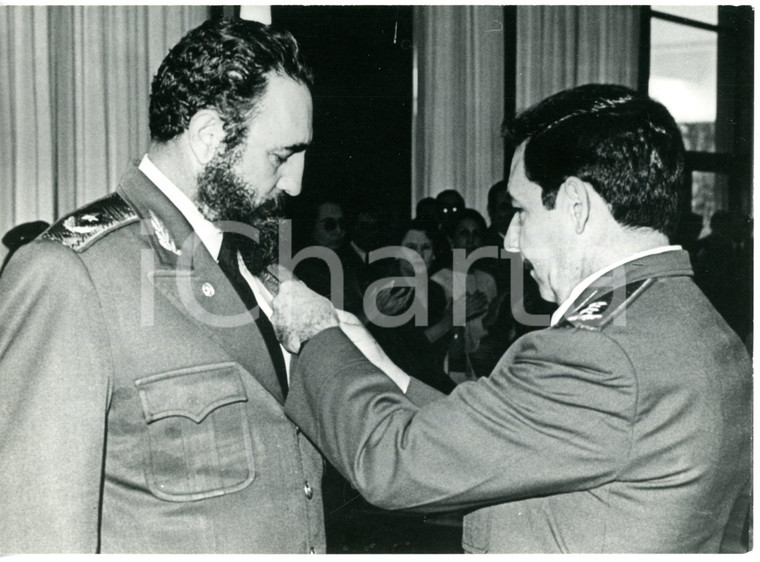 1977 AVANA SALONE DEL PROTOCOLLO Raul CASTRO appunta medaglia al fratello Fidel