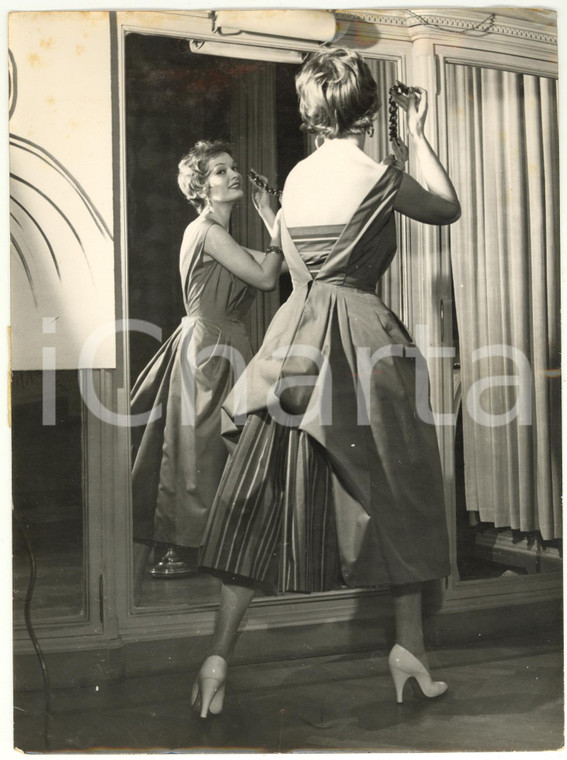 1954 TORINO MODA Indossatrice presenta abito "Merving" in tessuto Valle di Susa