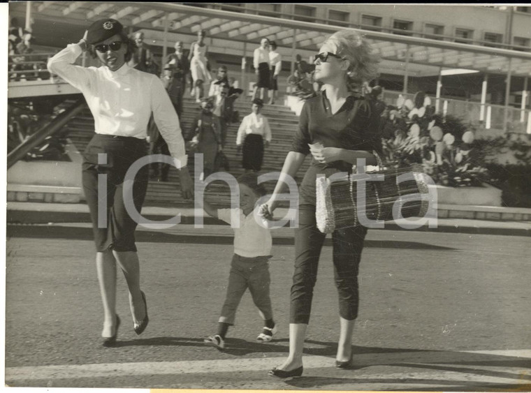 1960 Aeroporto NIZZA Annette STROYBERG in partenza con la figlia Nathalie VADIM