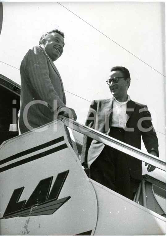 1954 ROMA CIAMPINO  Il direttore d'orchestra Xavier CUGAT in arrivo su aereo LAI