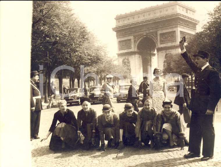 1955 PARIS Arc de Triomphe - Départ de course pour de jolis mannequins - Photo