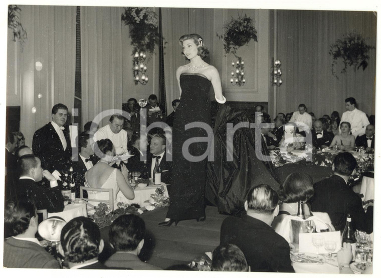 1957 SAINT-VINCENT "Vestito d'oro" - La sfilata della vincitrice Maby CASADEI