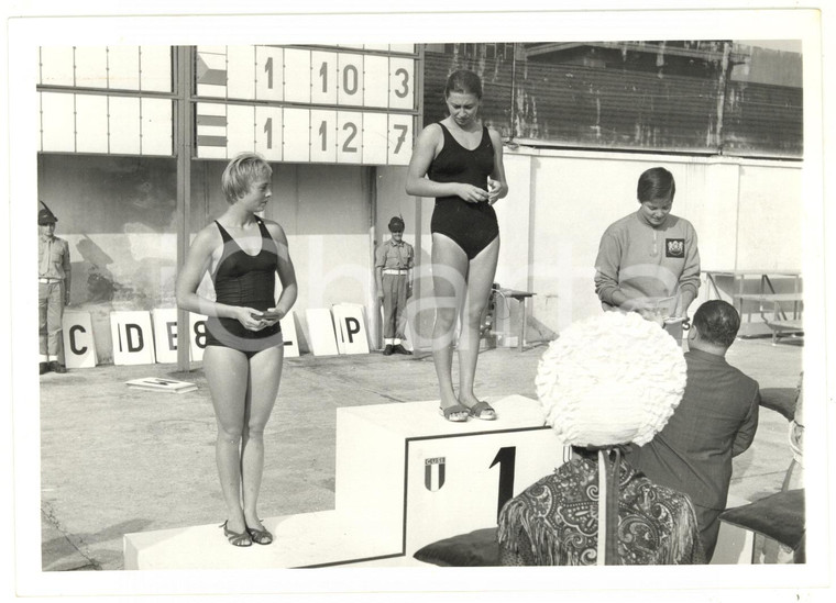 1959 TORINO UNIVERSIADI NUOTO Podio 100 stile libero - 1^ Maria Grazia SACCO