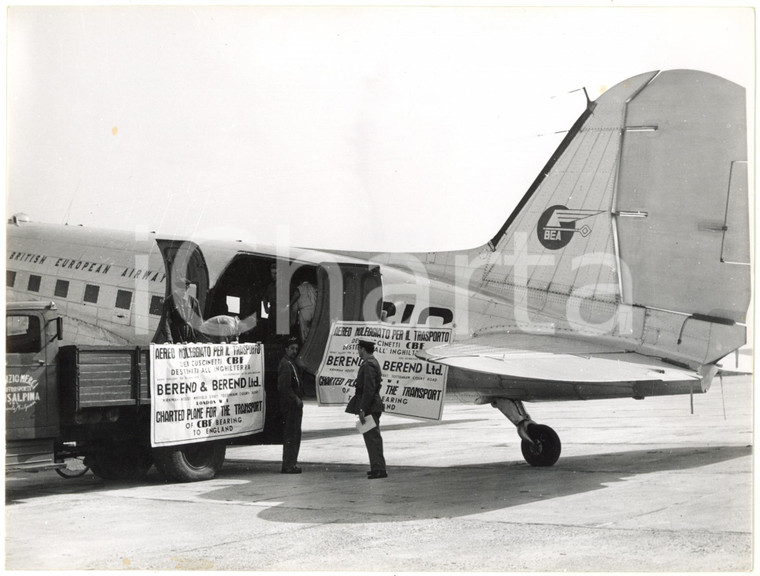 1953 MILANO MALPENSA - Carico cuscinetti delle OFFICINE BIGLIA su volo BEA *Foto