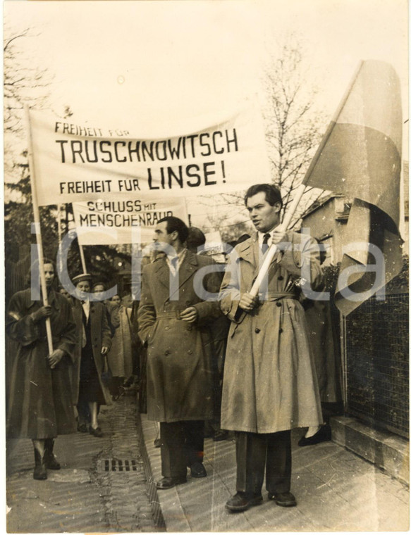 1954 FRANKFURT Demonstration against the kidnapping of Alexander TRUSCHNOWITSCH