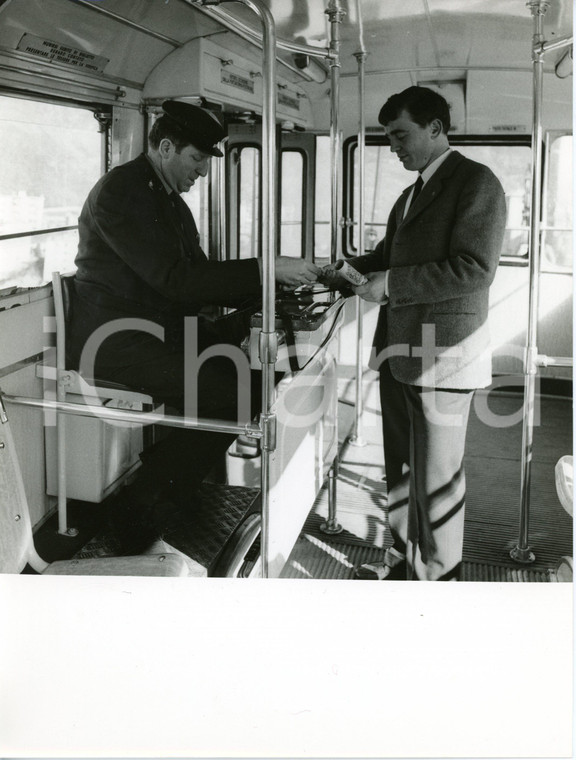 1968 GENOVA TRASPORTI - Dipendente ATM controlla il biglietto a un viaggiatore