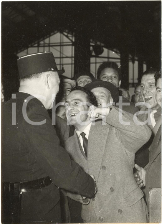 1957 PARIS BOXE - Mario D'AGATA al suo arrivo alla Gare du Nord *Foto 13x18 cm