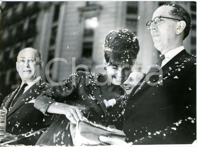 1963 BARCELONA "Fiestas de la Merced" Claudia CARDINALE ricoperta di coriandoli