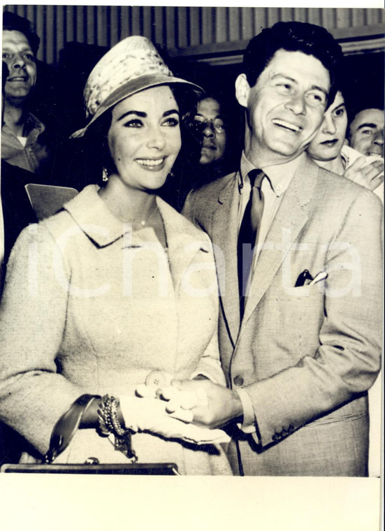 1959 (1960) s. l. Liz TAYLOR con Eddie FISHER in partenza per viaggio di nozze