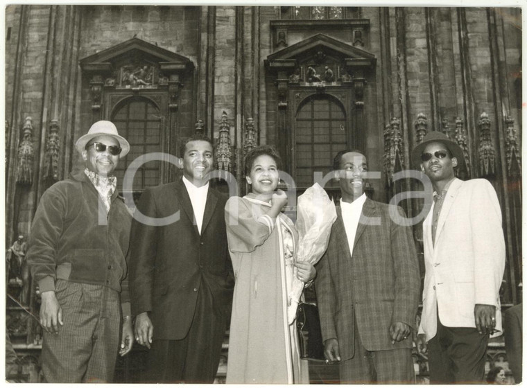 1958 MILANO Piazza Duomo - THE PLATTERS con Zola TAYLOR *Foto 18x13 cm