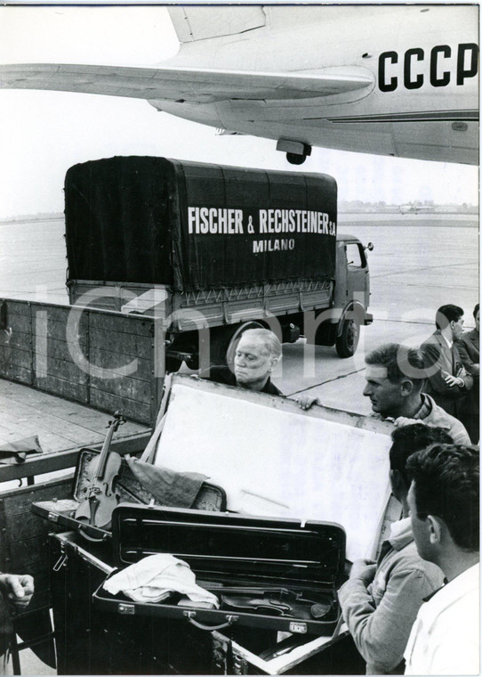 1964 MILANO MALPENSA Controllo condizioni dei violini diretti al Teatro Bol'šoj