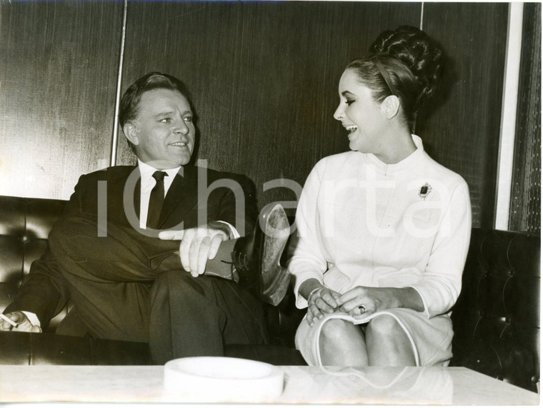 1962 LONDON - Elizabeth TAYLOR and Richard BURTON on the set of "The V.I.P.s"