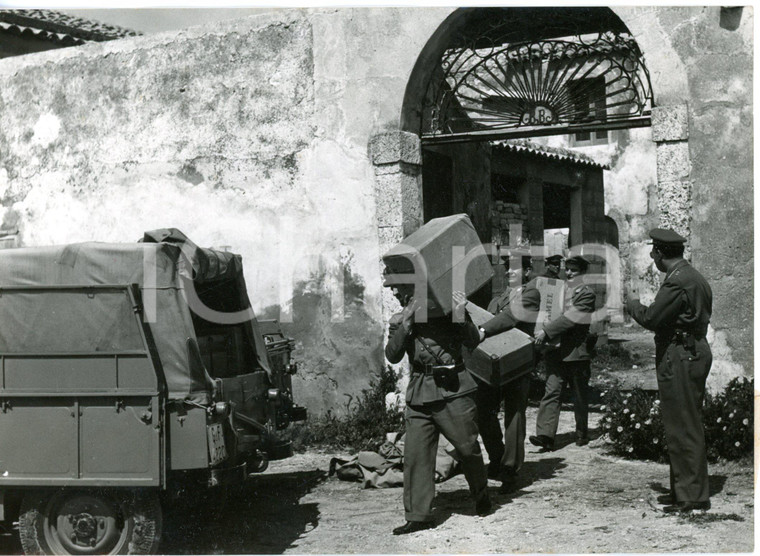 1959 GELA  Agenti della Guardia di Finanza sequestrano sigarette di contrabbando