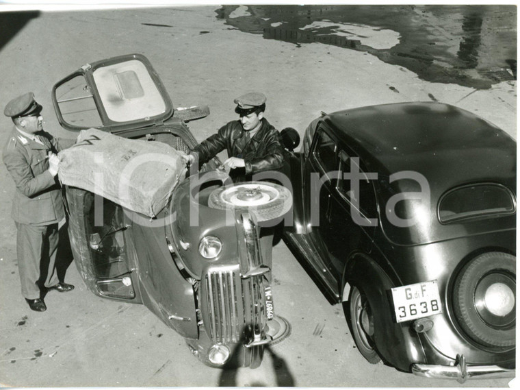 1953 MILANO Guardia di Finanza estrae sigarette di contrabbando da Fiat TOPOLINO