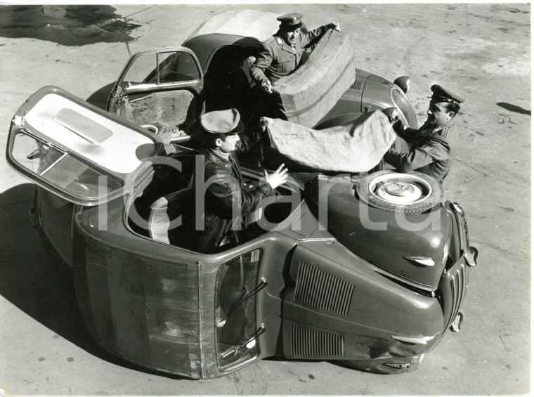 1953 MILANO Contrabbando GUARDIA DI FINANZA confisca sigarette da Fiat TOPOLINO