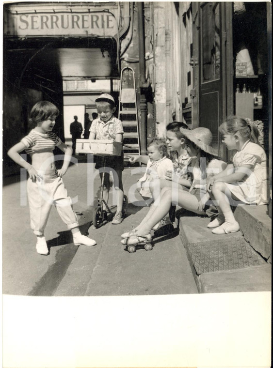 1961 PARIS Rue MENILMONTANT - Bambina imita la moda di Saint-Tropez *Foto