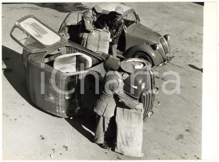 1953 MILANO Guardia di Finanza - Fiat Topolino con sigarette di contrabbando