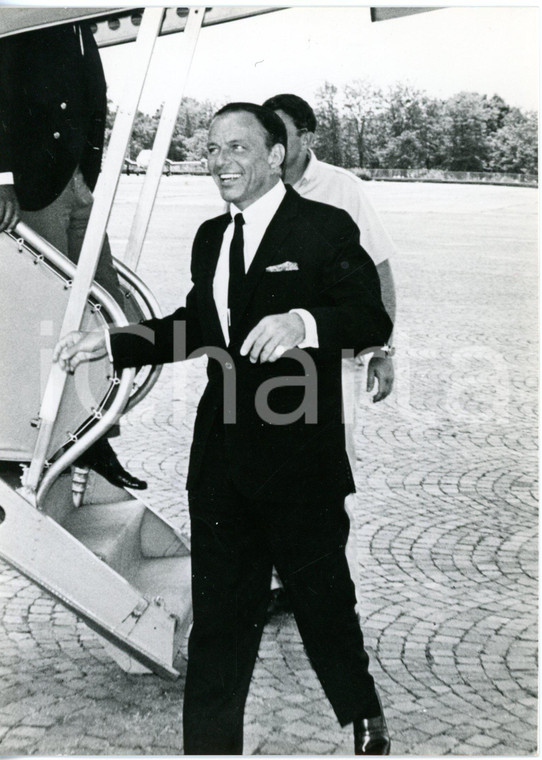1967 s. l. MILANO (?)  Arrivo di Frank SINATRA all'aeroporto *Foto 13x18