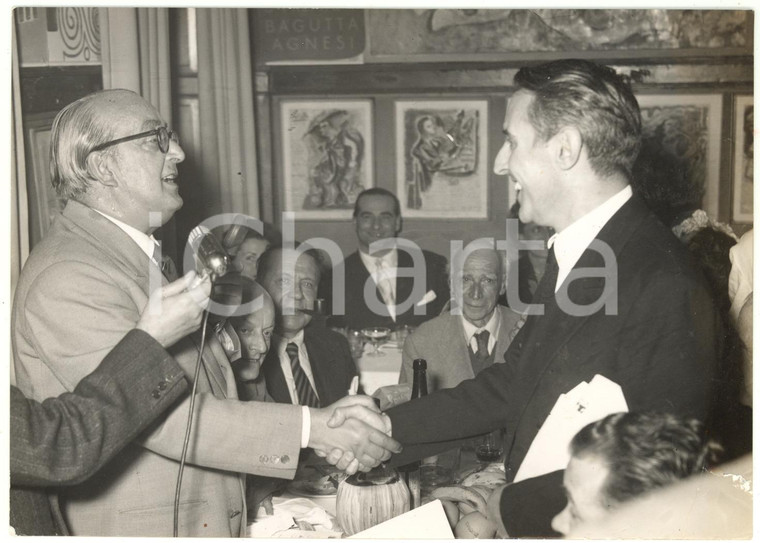 1953 MILANO Premio Bagutta - Orio VERGANI con il vincitore Leonardo BORGESE
