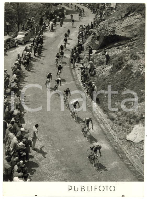 1954 CICLISMO Giro d'Italia - 12^ tappa ABETONE-GENOVA Passaggio del gruppo