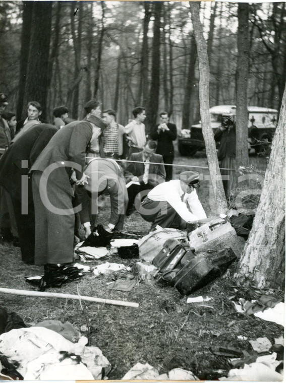 1953 FRANKFURT - SABENA flight accident - Policemen seeking the remained trunks