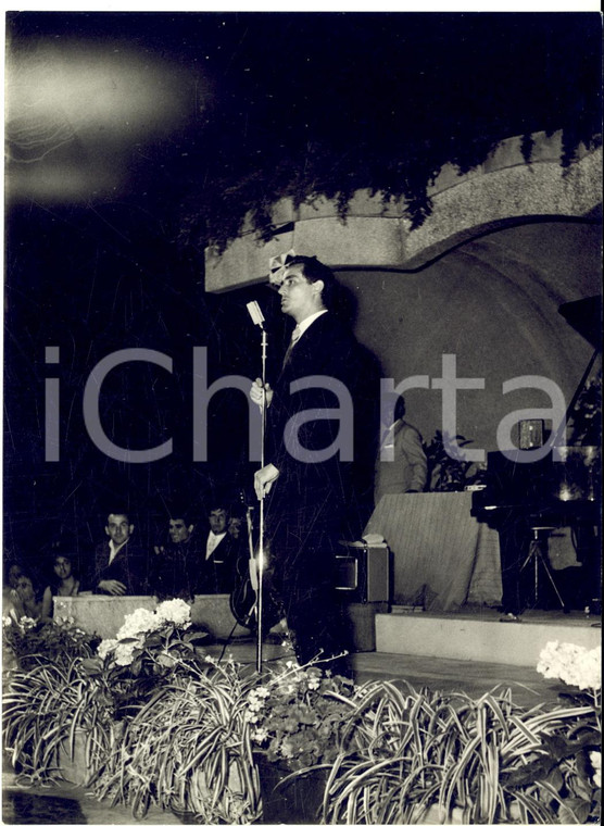 1960 ca s.l. ITALIA Vittorio GASSMAN  a un festival musicale - Foto 13x18 cm