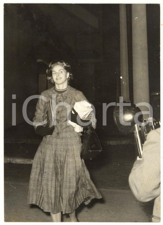 1957 ROMA Attrice Ingrid BERGMAN al suo rientro a casa *Fotografia 13x18 cm