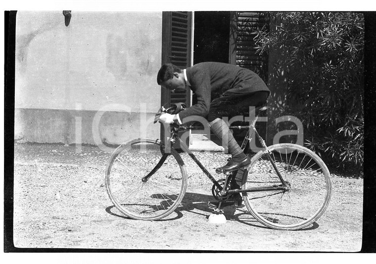 6x9cm NEGATIVO ORIGINALE * 1920 GARLATE (?) Ciclista nel giardino di casa
