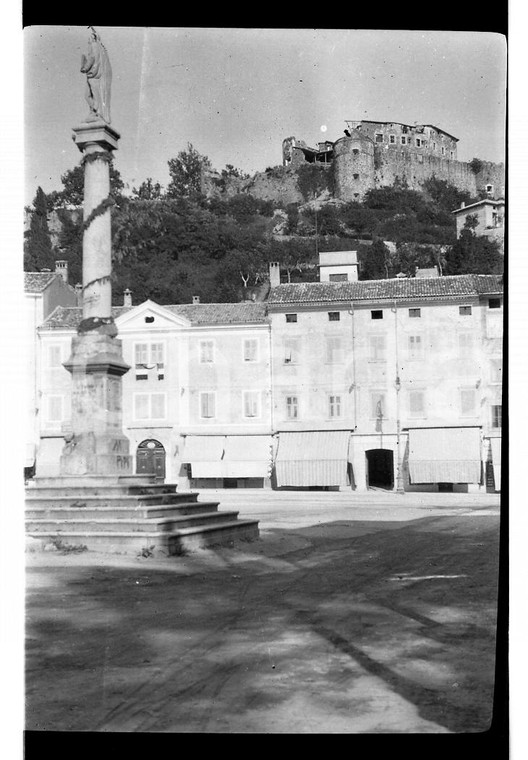 6x9cm NEGATIVO ORIGINALE * 1921 FRIULI Statua su colonna in piazza di paese