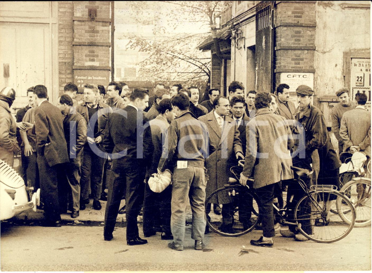 1960 FLINS Usines RENAULT - Ouvriers licenciés se présentent au travail *Photo