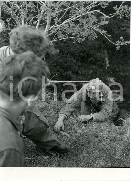 1954 SPLUGA DELLA PRETA (VR) - Speleologo triestino scende nella voragine *Foto