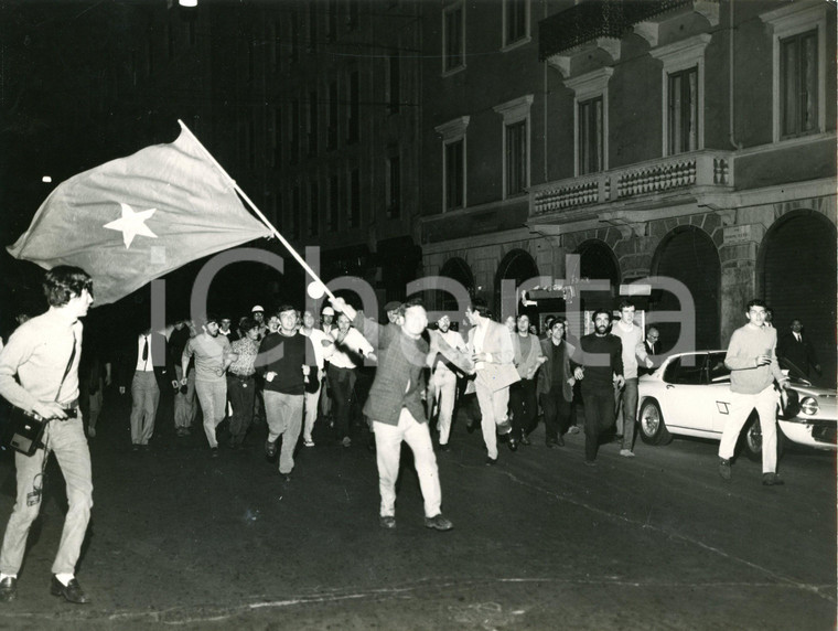 1968 MILANO via Verdi - MOVIMENTO STUDENTESCO Protesta con bandiera del Vietnam