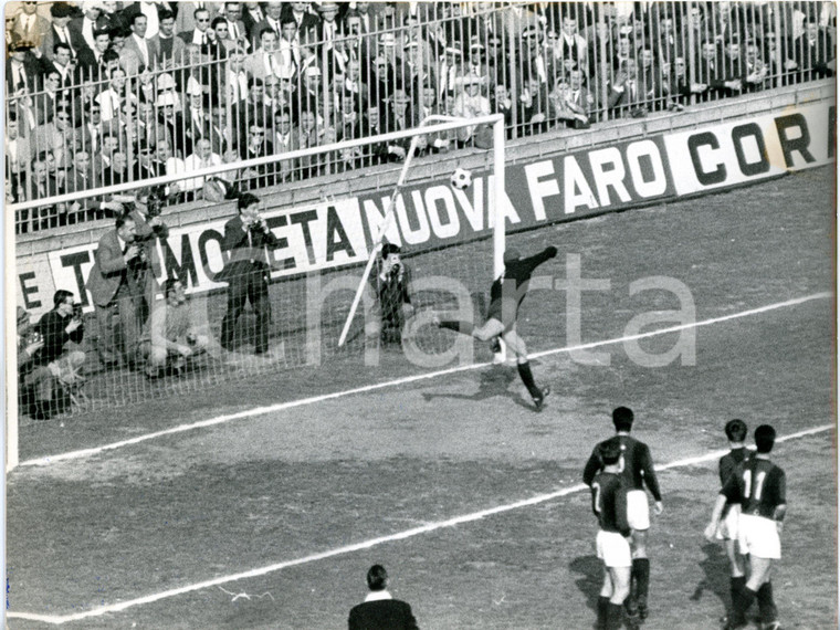 1965 MILANO CALCIO Serie A - INTER-BOLOGNA 2-0 - Goal di Mario CORSO *Foto