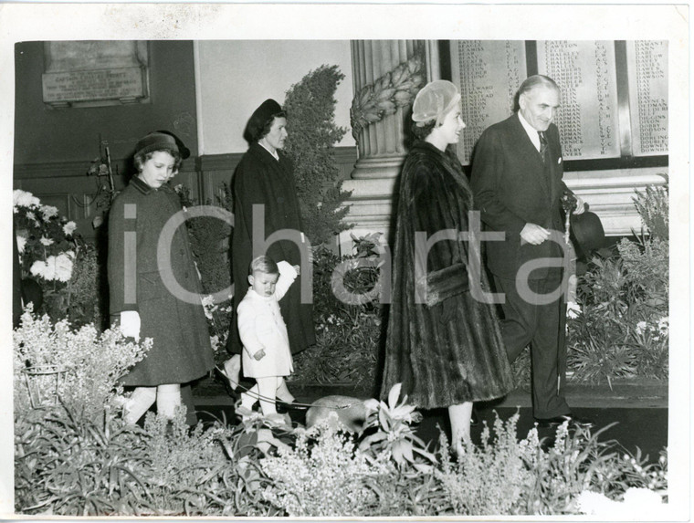 1961 LONDON - Queen Elizabeth II with Princess Anne and Prince Andrew *Photo