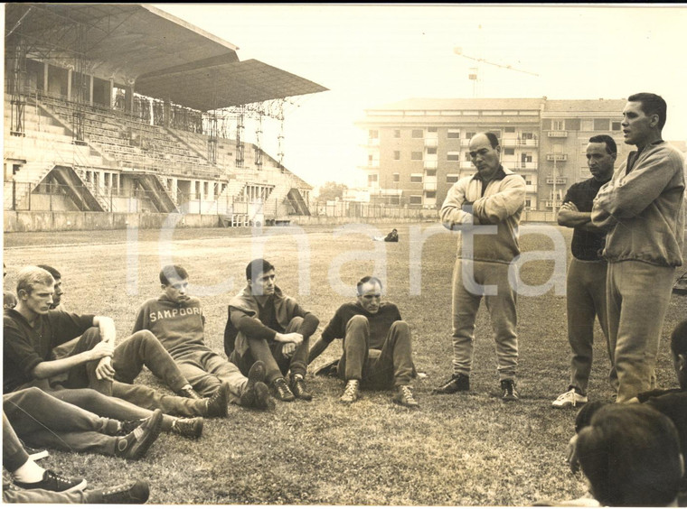 1964 (?) CALCIO SAMPDORIA Allenatore Ernst OCWIRK parla ai giocatori *Foto