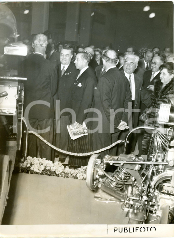 1955 ca GENEVE Salone dell'Auto - Autorità svizzere visitano lo stand FIAT *Foto
