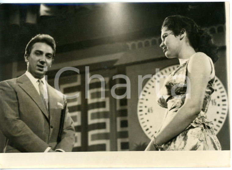1956 LASCIA O RADDOPPIA? Mike BONGIORNO con la concorrente Marisa ZOCCHI *Foto